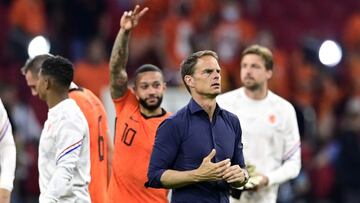 Soccer Football - Euro 2020 - Group C - Netherlands v Austria - Johan Cruijff ArenA, Amsterdam, Netherlands - June 17, 2021 Netherlands coach Frank de Boer and Memphis Depay after the match Pool via REUTERS/Olaf Kraak