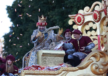 Miles de sevillanos han arropado a los Reyes Magos a su llegada a la ciudad hispalense.