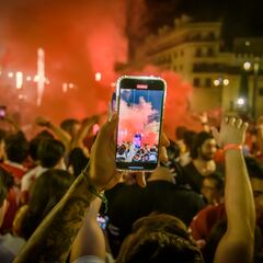 El sevillismo llena las calles para celebrar la Séptima