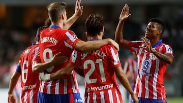 Reinildo celebra un gol con Sorloth.