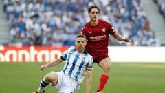 SAN SEBASTIÁN, 04/06/2023.- El centrocampista de la Real Sociedad Asier Illarramendi (i) lucha con Manu Bueno, del Sevilla FC, durante el partido de la última jornada de Liga que Real Sociedad y Sevilla FC disputan hoy domingo en el Reale Arena de la capital donostiarra. EFE/Juan Herrero
