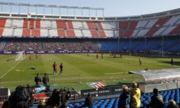 El estadio Vicente Calderón acogió el entrenamiento ante sus aficionados.
