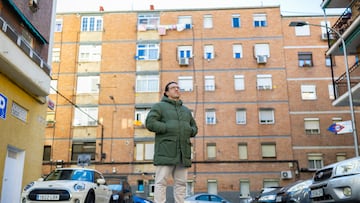 Borja Resurrección ante esa calle, Sierra Madrona, donde creció con su hermano Koke, capitán del Atlético, que regresa en su partido 703 con la rojiblanca al Camp Nou, donde debutó en 2009.