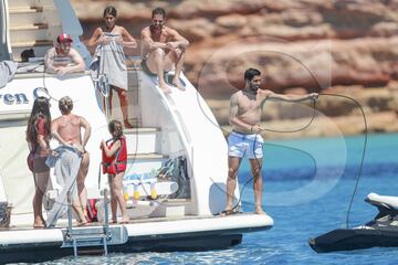 Messi, Luis Suárez y Cesc en sus vacaciones familiares en Ibiza.