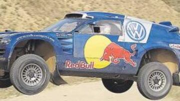 <b>EL PRIMERO Y EL ÚLTIMO. </b>Un cuarto de siglo separa a estas dos fotografías. Arriba, el Renault 5 TS con el que un jovencísimo Sainz tomaba parte en el Rally Shalymar. En la imagen principal, el Volkswagen Touareg con el que el madrileño acometerá su participación en el Lisboa-Dakar.