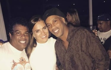 Ronaldinho aparece en una fiesta con el pelo teñido de rubio