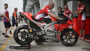 Un mecánico de Ducati prepara la moto de Lorenzo durante los test de MotoGP en Sepang.