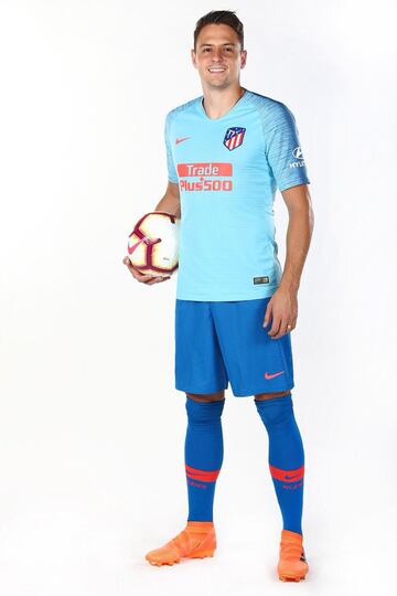 El lateral colombiano con el uniforme de su nuevo equipo, donde firmó un contrato por cinco años. Además, Arias ya realizó su primera jornada de entrenamientos.