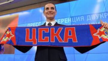 Yelena Isinbayeva, con la enseña del CSKA de Moscú.