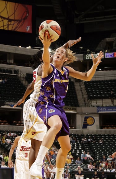 La hermana de Rudy Fernández se estrenó en la WNBA, poco después de que Rudy fuera drafteado por los Suns con el número 24. Jugó sólo un verano en Los Ángeles con las Sparks, pero se ganó la titularidad y un nombre en la Liga. En 34 partidos promedió 8,7 puntos y 3 asistencias en algo más de 26 minutos de media.