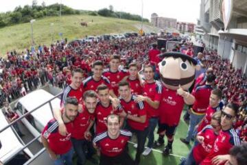 Celebración multitudinaria del Osasuna en las calles de Pamplona