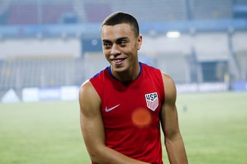 El jugador holandes y estadounidense se ha inclinado por representar a USA. Inició su carrera en el Almere Youth de Países Bajos. Se unió al Ajax en 2016, su actual club y con el que tiene un contrato hasta el 2021.