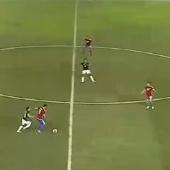 Tiene 35 años y Medel aún puede resolver de esta forma: genialidad