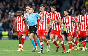 Aprobados y suspensos del Almería: héroes masacrados por el VAR 