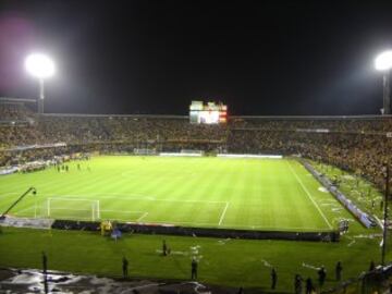 Estadio Nemesio Camacho El Campín: Sede de la final de Copa América 2001 (victoria de Colombia por 1-0 sobre México) y del Mundial Sub 20 del 2011 (albergó 10 duelos, dentro de ellos la final), el reducto de la capital colombiana vio a Atlético Nacional como campeón de la Copa Libertadores en 1989.