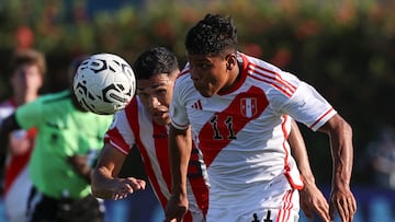 AMDEP5324. VALENCIA (VENEZUELA), 27/01/2024.- Gilberto Flores (i) de Paraguay disputa el balón con Diether Vásquez de Perú hoy, en un partido del Torneo Preolímpico Sudamericano Sub-23 en el estadio Polideportivo Misael Delgado en Valencia (Venezuela). EFE/ Miguel Gutiérrez
