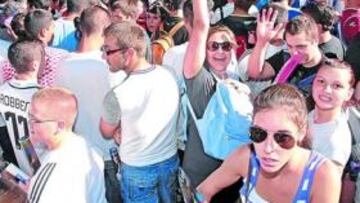 <b>IMPRESIONANTE. </b>Horas antes de abrirse las puertas, el Bernabéu presentaba un ambiente espectacular.
