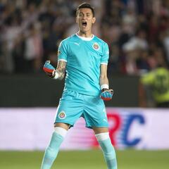 Chivas mantiene confianza en Gudiño, pese a errores