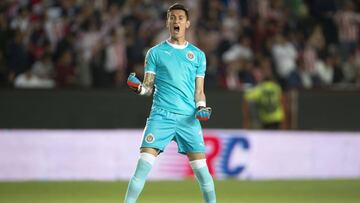 Chivas mantiene confianza en Gudiño, pese a errores
