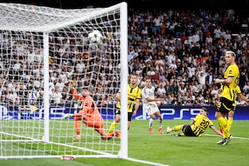 3-2. Lucas Vázquez penetra en el área del Dortmund y saca un tremendo latigazo para mandar el balón al fondo de la portería de Gregor Kobel.