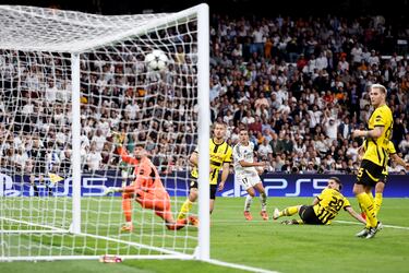 3-2. Lucas Vázquez penetra en el área del Dortmund y saca un tremendo latigazo para mandar el balón al fondo de la portería de Gregor Kobel.