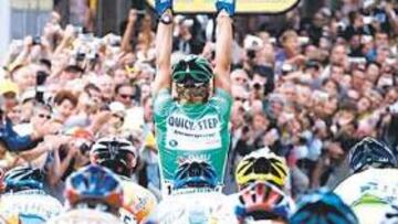 <b>ASÍ LE VEN. </b>Cuando llega la hora de verdad el pelotón sólo ve la espalda de Boonen, el ciclista más rápido de la carrera. El belga sumó en Tours su segunda victoria de etapa.