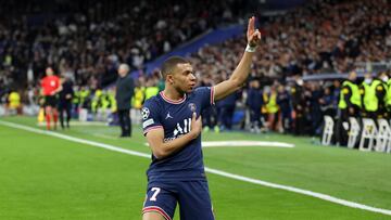 MADRID, SPAIN - MARCH 09: Kylian Mbappe of Paris Saint-Germain celebrates after scoring their team's first goal during the UEFA Champions League Round Of Sixteen Leg Two match between Real Madrid and Paris Saint-Germain at Estadio Santiago Bernabeu on March 09, 2022 in Madrid, Spain. (Photo by Gonzalo Arroyo Moreno/Getty Images)