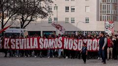 Los aficionados del Sevilla que protestaron este domingo al lado del Ramón Sánchez-Pizjuán.