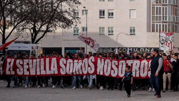 Los aficionados del Sevilla que protestaron este domingo al lado del Ramón Sánchez-Pizjuán.