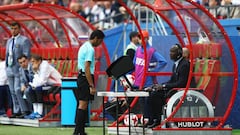 El VAR detuvo el partido para revisar si hubo penalti de Araujo