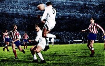 El 23 de Abril de 1959 fue el primer partido de la semifinal de la Copa de Europa. Jugaron en el Bernabéu y ganó el Real Madrid por 2-1. En la imagen, remate de cabeza de Di Stéfano.