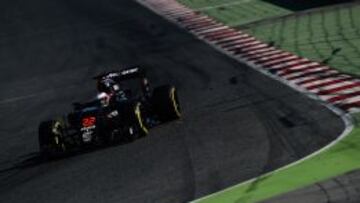 Button, con su McLaren Honda en Montmeló.