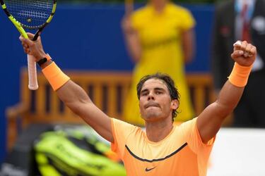 Nadal battles past Fognini to make Barcelona semis