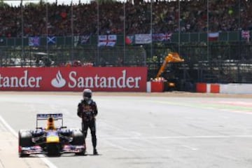 Sebastian Vettel decepcionado tras quedarse parado su coche a pocas vueltas para el final yendo primero en la carrera.