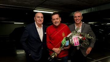 Roncero, con el ramo de flores.