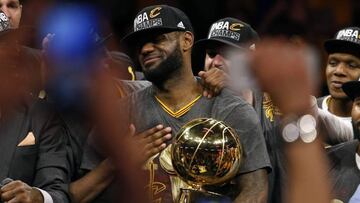 MMD13. Oakland (United States), 20/06/2016.- Cleveland Cavaliers forward LeBron James (C) holds the trophy after the Cavaliers beat the Golden State Warriors during their NBA Finals game seven at Oracle Arena in Oakland, California, USA, 19 June 2016. The final score was 93-89. (Baloncesto, Estados Unidos) EFE/EPA/MONICA M. DAVEY CORBIS OUT