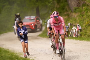 Llegado el sterrato, la maglia rosa ya estaba en manos de Yates de forma virtual sacándole cada vez más tiempo a Del Toro y Carapaz.