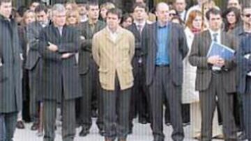 <b>EL DOLOR AZULGRANA</B>. Directivos, empleados y afi cionados barcelonistas guardaron cinco minutos de silencio solidario con la tragedia que está viviendo la ciudad de Madrid.