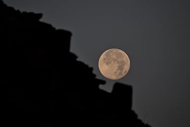 La primera superluna del año, la "Luna del Lobo", se muestra antes del inicio de la Etapa 1.