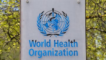 El logotipo y el edificio de la sede de la Organizaci&oacute;n Mundial de la Salud (OMS) en Ginebra, Suiza, 15 de abril de 2020.