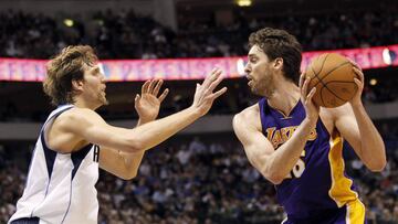 Dirk Nowitzki defiende a Pau Gasol en febrero de 2012.