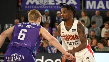 Ike Iroegbu, base del Girona, controla el balón ante Keye van der Vuurst, del Zunder Palencia.