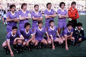 En la d¨¦cada de los a?os 70 y 80, el color morado sustituy¨® al azul, considerado el color de la segunda equipaci¨®n. De ese color jug¨® el Castilla la final de Copa ante los 'mayores' en el estadio Santiago Bernab¨¦u en el a?o 1980 (en la imagen, el once que se midi¨® al primer equipo). Era un color morado que combinaba con el blanco en los remates de las mangas de las camisetas, as¨ª como en el cuello, que ten¨ªa forma de pico.