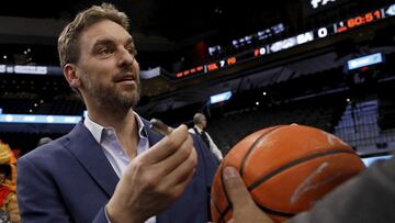SAN ANTONIO, TX - NOVEMBER 21: Pau Gasol #16 of the San Antonio Spurs signs autographs before an NBA game against the Memphis Grizzlies on November 21, 2018 at the AT&T Center in San Antonio, Texas. NOTE TO USER: User expressly acknowledges and agrees that, by downloading and or using this photograph, User is consenting to the terms and conditions of the Getty Images License Agreement. (Photo by Edward A. Ornelas/Getty Images)
