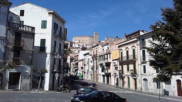 El país vecino de España que está vendiendo casas a un euro a cambio de este compromiso