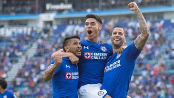 Felipe Mora, Édgar Méndez y Walter Montoya celebran un gol de Cruz Azul en la jornada 11 ante Pachuca.