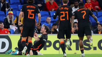 Netherlands' striker Wout Weghorst (C) celebrates with teammates after scoring their winner during the UEFA Nations League, league A group 4 football match between Wales and Netherlands at Cardiff City stadium in Cardiff, south Wales on June 8, 2022. - Netherlands won the game 2-1. (Photo by Geoff Caddick / AFP)