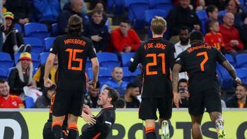 Netherlands' striker Wout Weghorst (C) celebrates with teammates after scoring their winner during the UEFA Nations League, league A group 4 football match between Wales and Netherlands at Cardiff City stadium in Cardiff, south Wales on June 8, 2022. - Netherlands won the game 2-1. (Photo by Geoff Caddick / AFP)