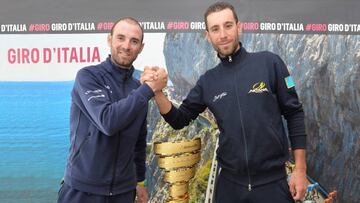 Alejandro Valverde y Vicenzo Nibali posan con el trofeo del Giro de Italia.