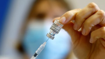 FILE PHOTO: A medical worker prepares a dose of the "Cominarty" Pfizer-Bivalent coronavirus disease (COVID-19) vaccine at a vaccination center in Nice as a new surge in the COVID-19 outbreak starts in France, December 7, 2022. REUTERS/Eric Gaillard/File Photo